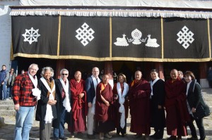 La delegación del Congreso de los EE.UU. encabezada por la líder de la minoría demócrata de la Cámara Baja, Nancy Pelosi, frente al templo Jokhang de Lhasa