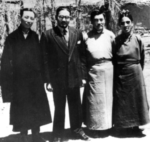 El ex jefe de la Misión de la India en Lhasa, Sr. Sumul Sinha, con burócratas tibetanos. foto; Archivo