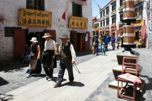 Los tibetanos todavía mantienen su tradición en el área de Barkhor (vieja Lhasa) Foto: Philip Somerville