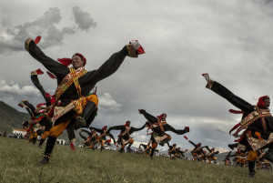 Danzas tradicionales tibetanas en un festival hípico. La imagen de los tibetanos exhibida en tales festivales es una que China ha promocionado de sus minorías por mucho tiempo, la de la danza, la del canto, la de la lealtad de los ciudadanos de la nación. Crédito, Gilles Sabrie de The New York Times