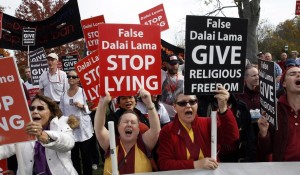 Manifestantes Shugden en Cambridge en Londres, cuando Su Santidad el Dalai Lama visitó allí en septiembre 2015