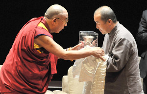 Foto de Archivo: Wang Lixiong con el Dalai Lama