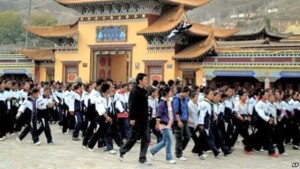 En el 2010, varios miles de estudiantes tomaron las calles para protestar contra los planes de cambio de la lengua de instrucción, del tibetano al chino. Su eslogan: “Igualdad de personas, libertad de lenguaje.”