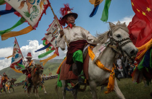 Jinetes tibetanos en el festival del caballo, en julio. Los funcionarios chinos organizan tales eventos como señal de que la cultura está prosperando. Crédito, Gilles Sabriel de The New York Times