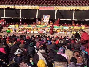 Más de un millar de tibetanos se reunieron en el área tibetana de Kham para orar por la larga vida del Dalai Lama, en respuesta a las noticias de que está recibiendo un tratamiento médico de rutina en los EE.UU