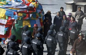 Patrulla de la policía fuertemente armados en una calle fuera Monasterio Jokhang en Lhasa, 14 de marzo 2014 Archivo Fotográfico