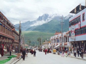 Ciudad tibetana de Kanzen en la provincia de Sichuan de China - Foto archivo