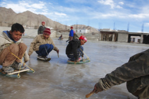 Niños haciendo esquí en Ladakh, en la primavera