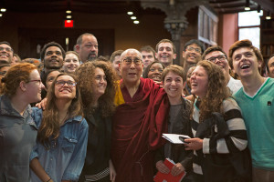 Con tanta violencia alrededor, la escritora Isabel Losada se pregunta porqué el mundo ignora una de las voces más sensatas: la del Dalai Lama