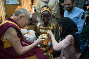 Su Santidad el Dalai Lama con los jóvenes activistas por la paz de África y Medio Oriente, en su residencia en Dharamsala, India