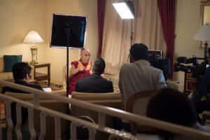 Su Santidad el Dalai Lama entrevistado por NHK TV, en Osaka, Japón, 9 de mayo de 2016