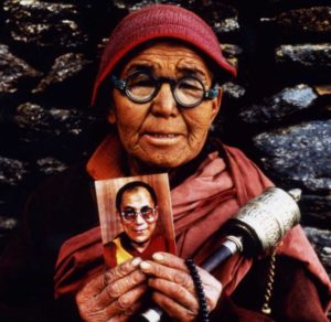 Tibetanos del Tíbet guardan en secreto la foto de su líder espiritual, el Dalai Lama