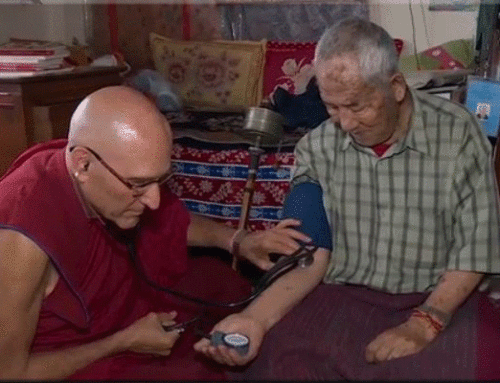 Dr .Barry Kerzin atendiendo a un paciente tibetano en Dharamsala