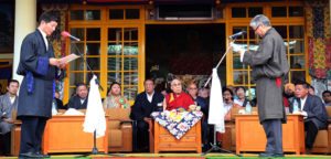 El Sikyong Dr. Lobsang Sangay prestó juramento ante Kargyu Dhondup, el Comisionado en Jefe de Justicia de la Suprema Comisión de Justicia de la Administración Central Tibetana. 