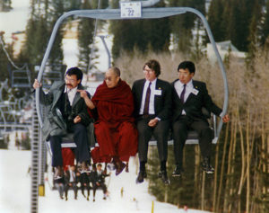 El Dalai Lama en un telsilla en las montañas de Nuevo México, abril de 1991