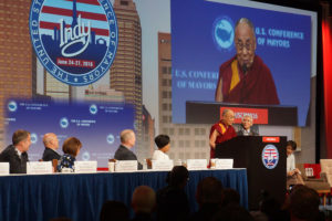 Su Santidad el Dalai Lama ante la Conferencia de Alcaldes de Estados Unidos en Indianápolis, IN, EE.UU. el 26 de junio de 2016. Foto: Jeremy Russell/OHHDL