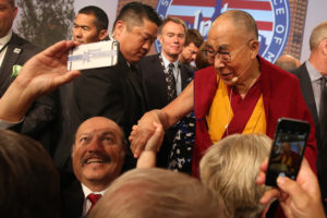 Alcaldes de Estados Unidos tomándose selfies con Su Santidad el Dalai Lama en la Conferencia de Indianápolis, 26/6/2016 Foto:Chris Bergin