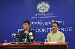 El Sikyong Dr.Lobsang Sangay y el investigador Tempa Gyaltsen en la conferencia de prensa en Dharamsala