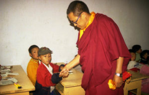 El difunto Tenzin Delek Rinpoche visitando una escuela iniciada por él para niños nativos. Foto de archivo