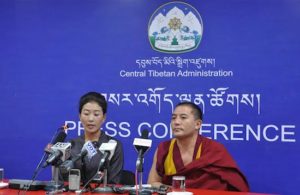 Nyima Lhamo, sobrina del fallecido Tulku Tenzin Delek Rinpoche con Geshe Lobsang Younten, familiar de Rinpoche, en la conferencia de prensa en Dharamsala, India, el 28 de julio de 2016