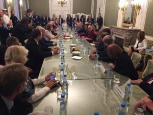 El Dalai Lama reunido con senadores y diputados en el Senado de Praga