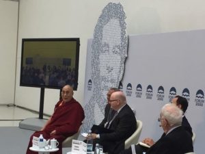 El Dalai Lama con el ministro de Cultura, Daniel Herman, hablando en la Conferencia "La Paradoja de la Religión" en el Foro 2000, en Praga