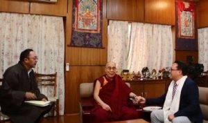 Su Santidad el Dalai Lama con Qin Weiping, un blogger chino residente en Estados Unidos, en Dharamsala, India