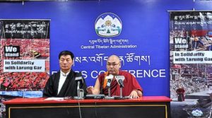 Sikyong Dr.Lobsang Sangay y presidente del Parlamento, Khenpo Sonam Tenphel dirigiéndose a la conferencia de prensa, hoy, 5 de diciembre, en Dharamnsala, India.