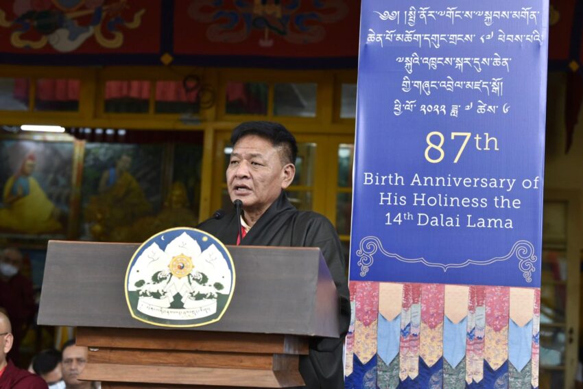 Sikyong Penpa Tsering leyendo la declaración del Kashag. Foto / Tenzin Phende / CTA